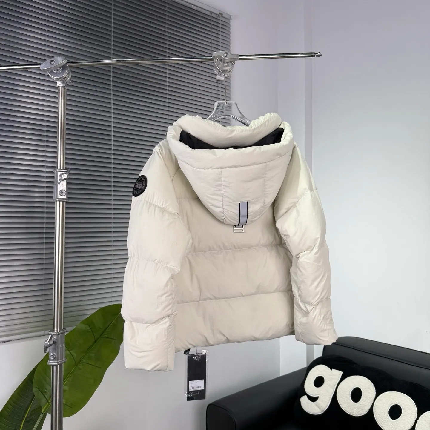 P800 Counter quality Highest quality 𝑪𝒂𝒏𝒂𝒅𝒂 𝑮𝒐𝒐𝒔𝒆Canada Goose Black Label Street Sewing Logo Short Down Jacket/Ouyang Nana Generation Unisex Product Color: Black, White 𝗦𝗶𝘇𝗲: 𝗫𝗦 𝗦 𝗠 𝗟 𝗫𝗟 𝗫𝗫𝗟